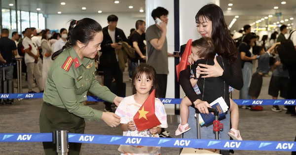 Cận cảnh công tác an ninh, làm thủ tục bay dịp nghỉ lễ 30/4