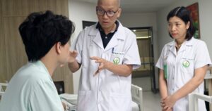 Chưa từng có trong y văn: Người bệnh đến viện cấp cứu với 2 chiếc đũa đâm sâu vào 2 mắt