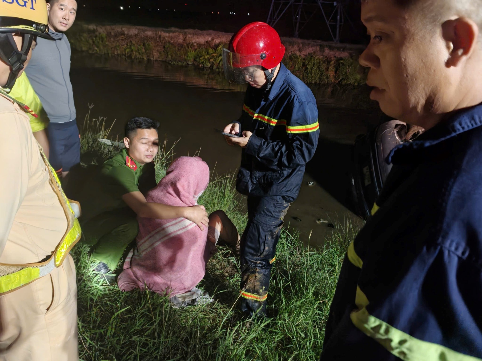 Ô tô lao xuống mương nước trong đêm, tài xế bị mắc kẹt- Ảnh 2.