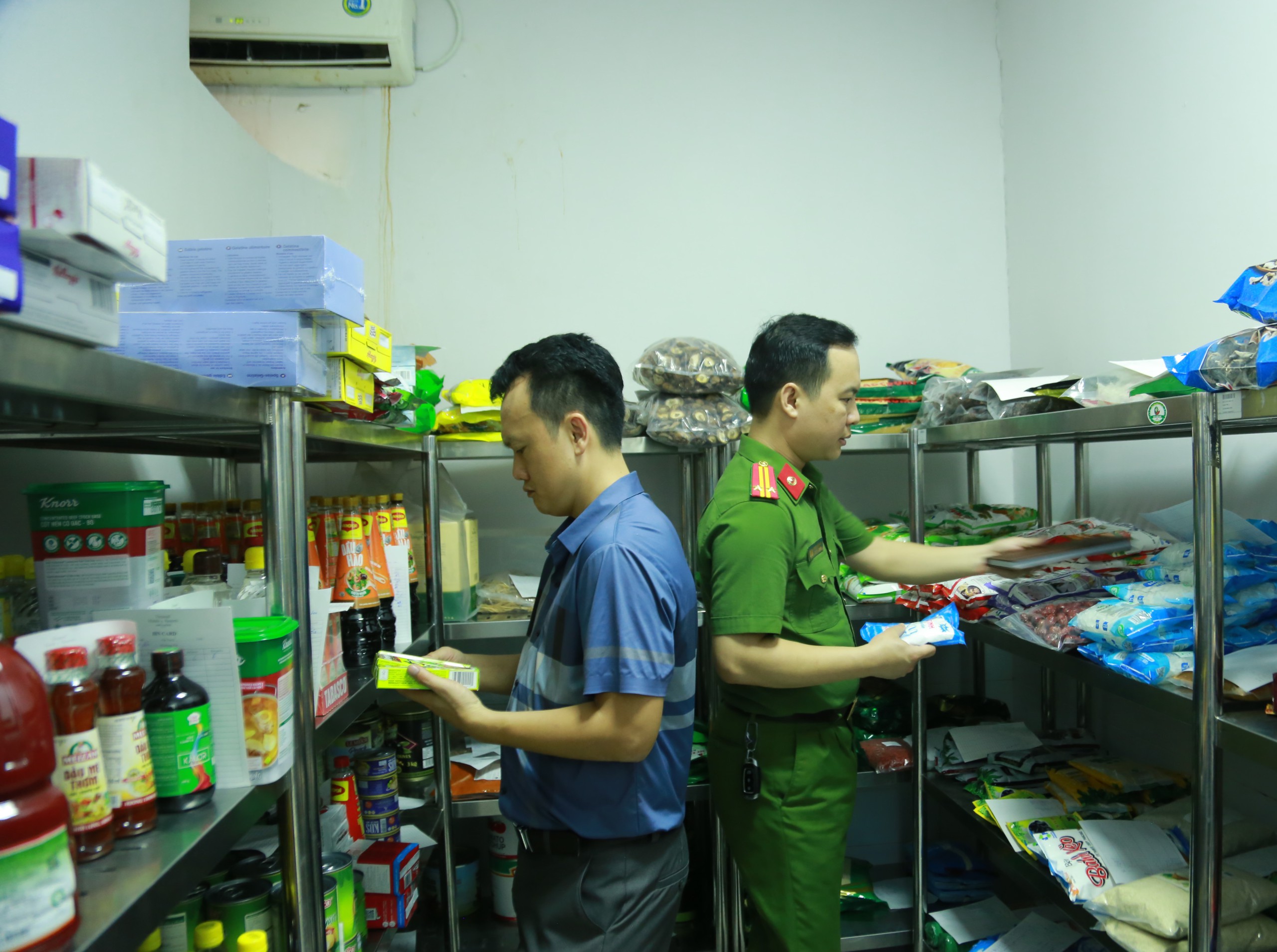 Kiểm tra an toàn thực phẩm tại loạt khách sạn, điểm kinh doanh ở Cửa Lò- Ảnh 6.