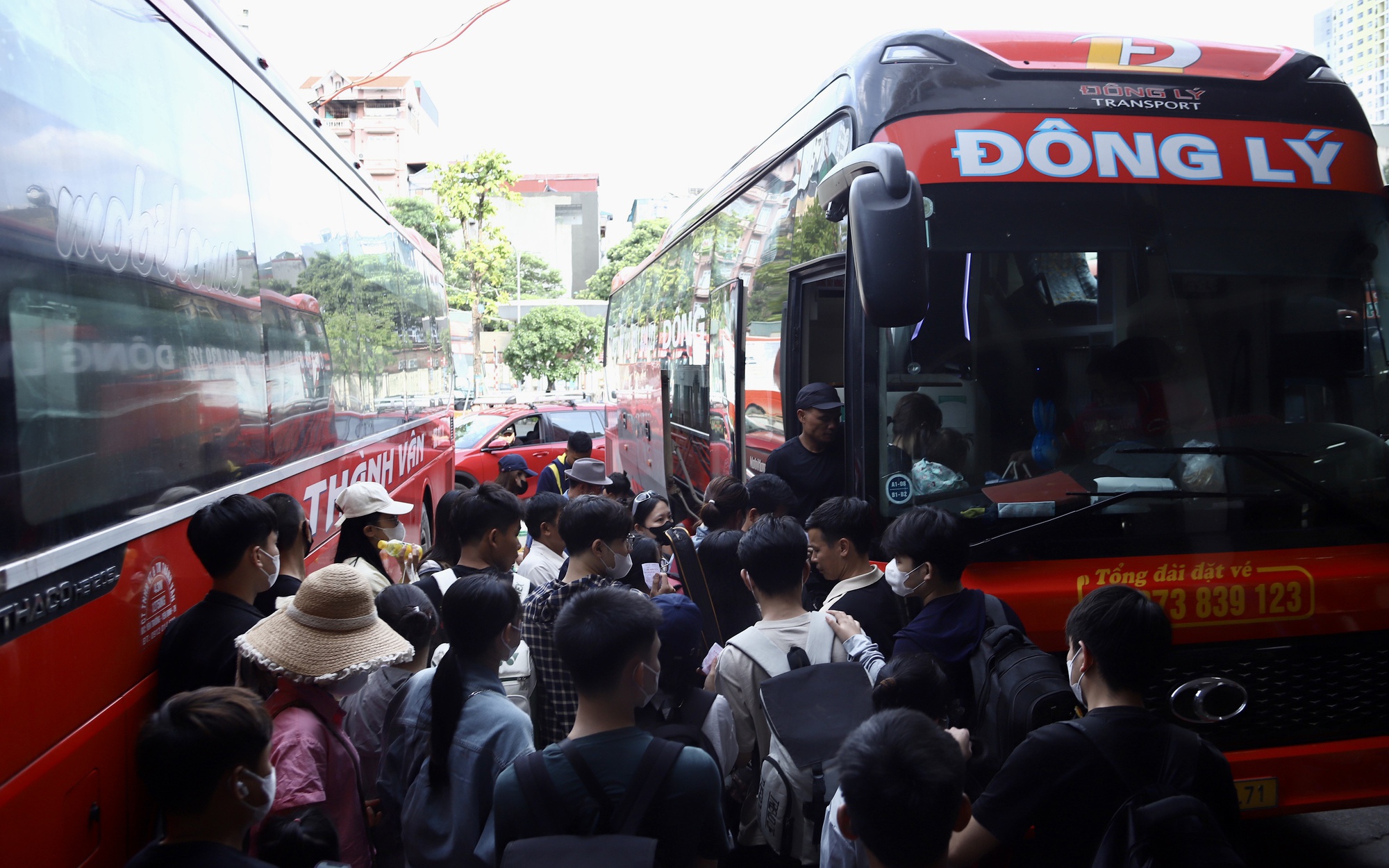 Bến xe Hà Nội đông nghịt khách trước kỳ nghỉ lễ 30/4