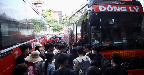 Bến xe Hà Nội đông nghịt khách trước kỳ nghỉ lễ 30/4