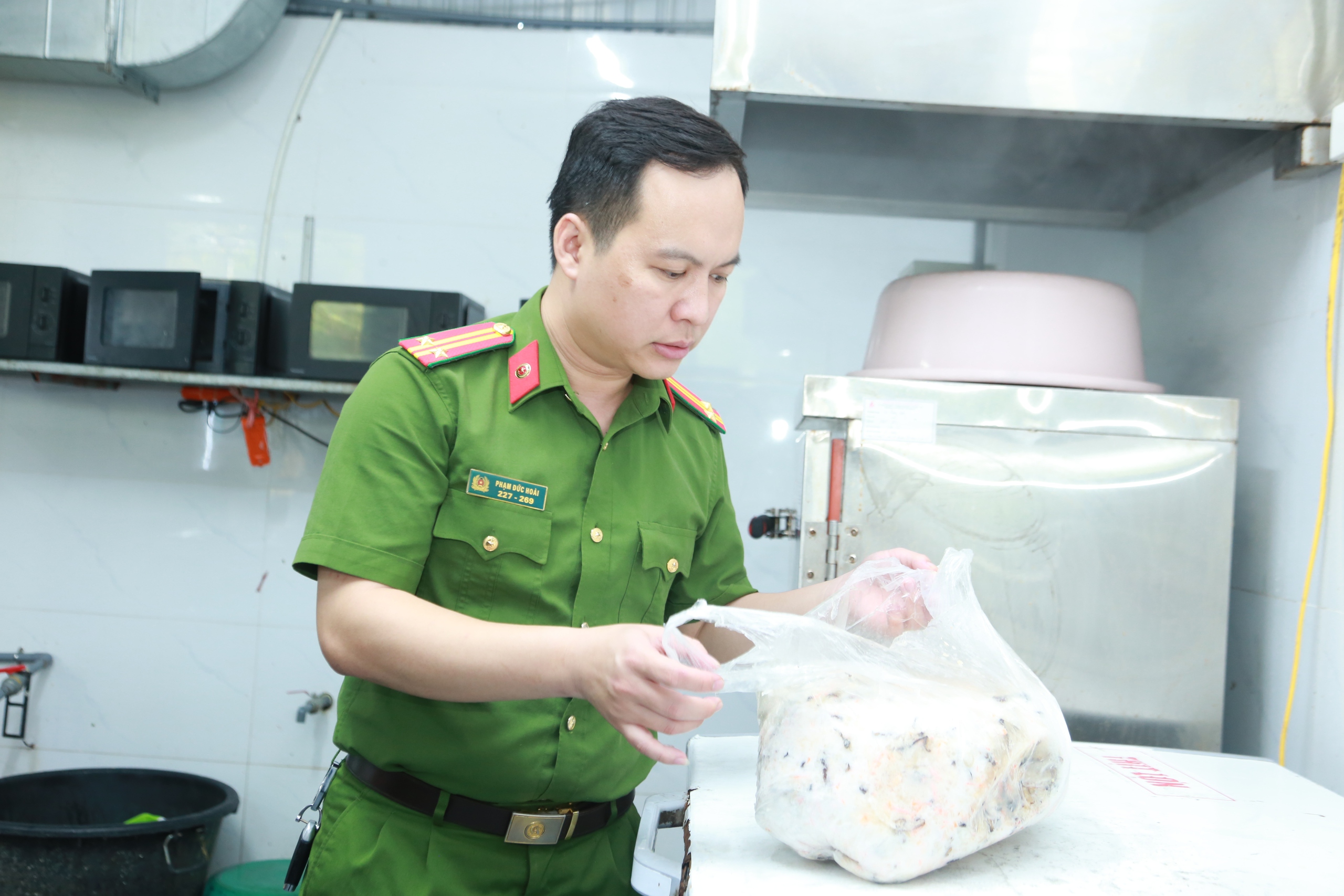 Kiểm tra an toàn thực phẩm tại loạt khách sạn, điểm kinh doanh ở Cửa Lò- Ảnh 7.