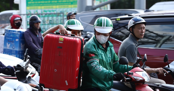 Dòng người ùn ùn rời Thủ đô nghỉ lễ 30/4, cửa ngõ và vành đai ken đặc phương tiện