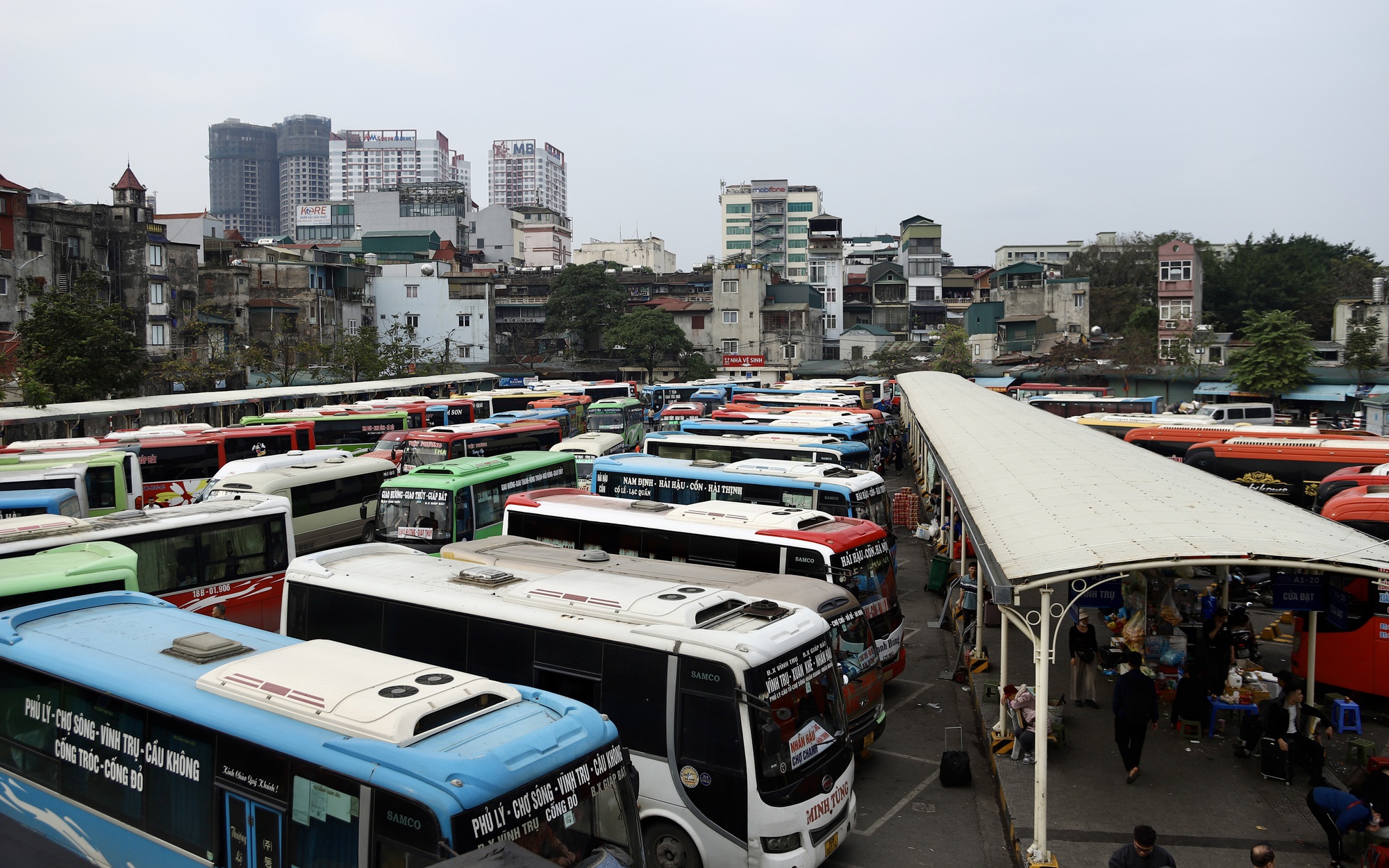 Hà Nội: Ngay dưới hệ thống camera, xe khách vẫn ngang nhiên vi phạm- Ảnh 1.