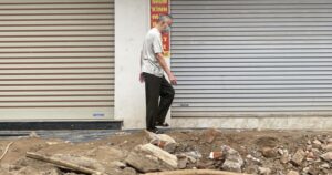 Đường Nguyễn Tuân, Hà Nội ngổn ngang thi công, người dân ‘dò dẫm’ từng mét