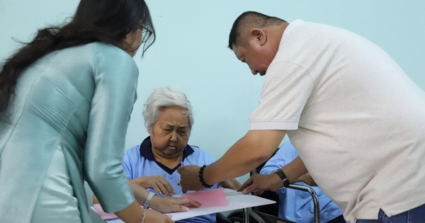 Những người âm thầm đặc biệt trong hành trình chăm sóc người cao tuổi