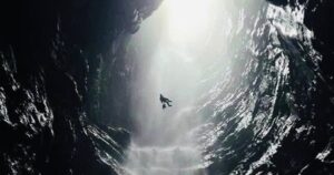 Phát hiện hang động có thác nước bên trong với nhiệt độ thấp lạ thường