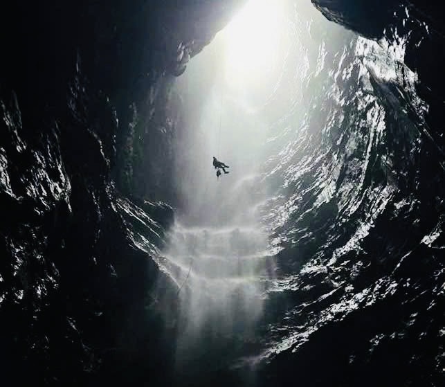 Phát hiện hang động có thác nước bên trong với nhiệt độ thấp lạ thường- Ảnh 1.