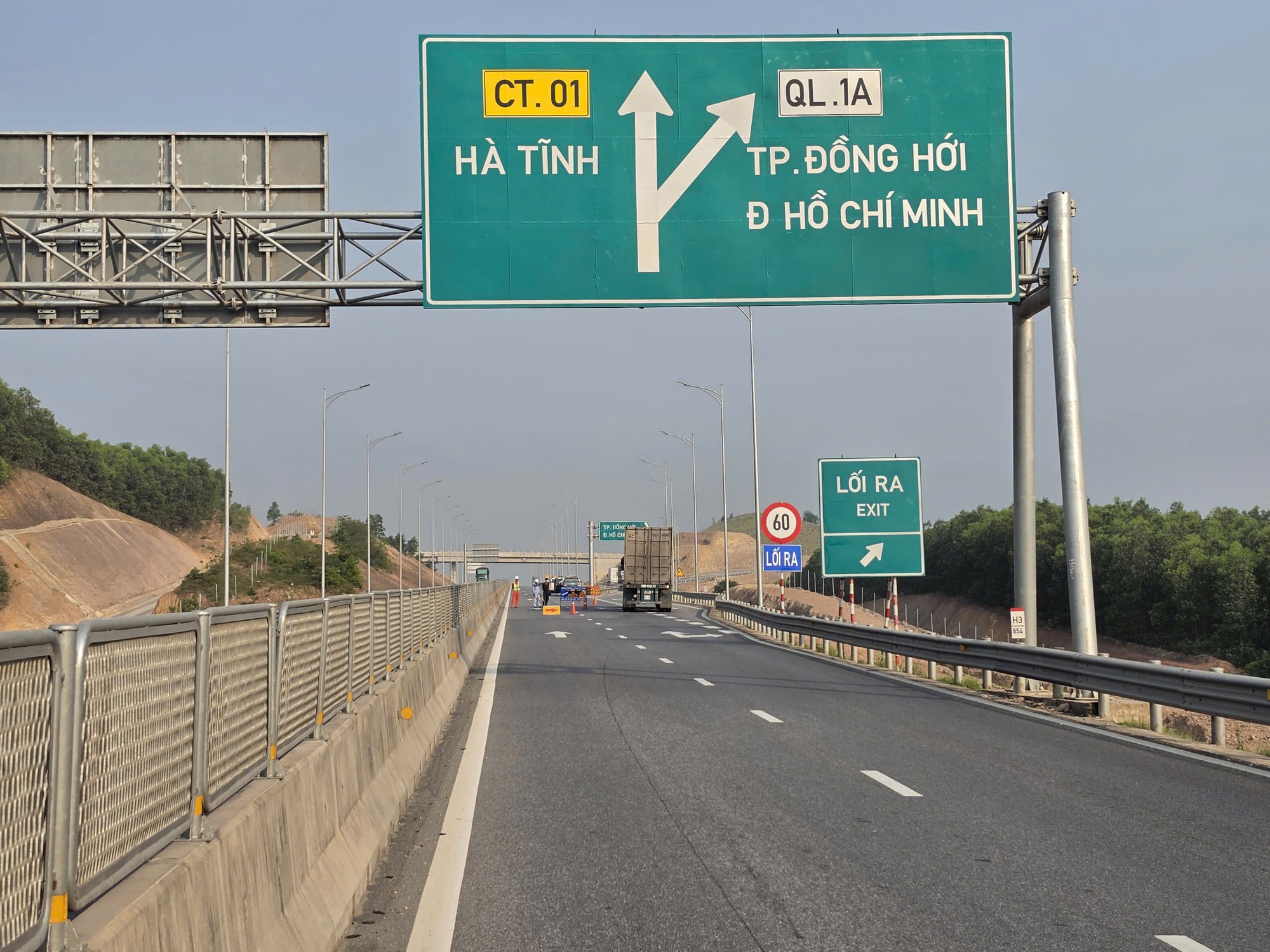 Tạm đóng cửa các đoạn tuyến cao tốc qua Quảng Trị để lắp giá long môn- Ảnh 2.