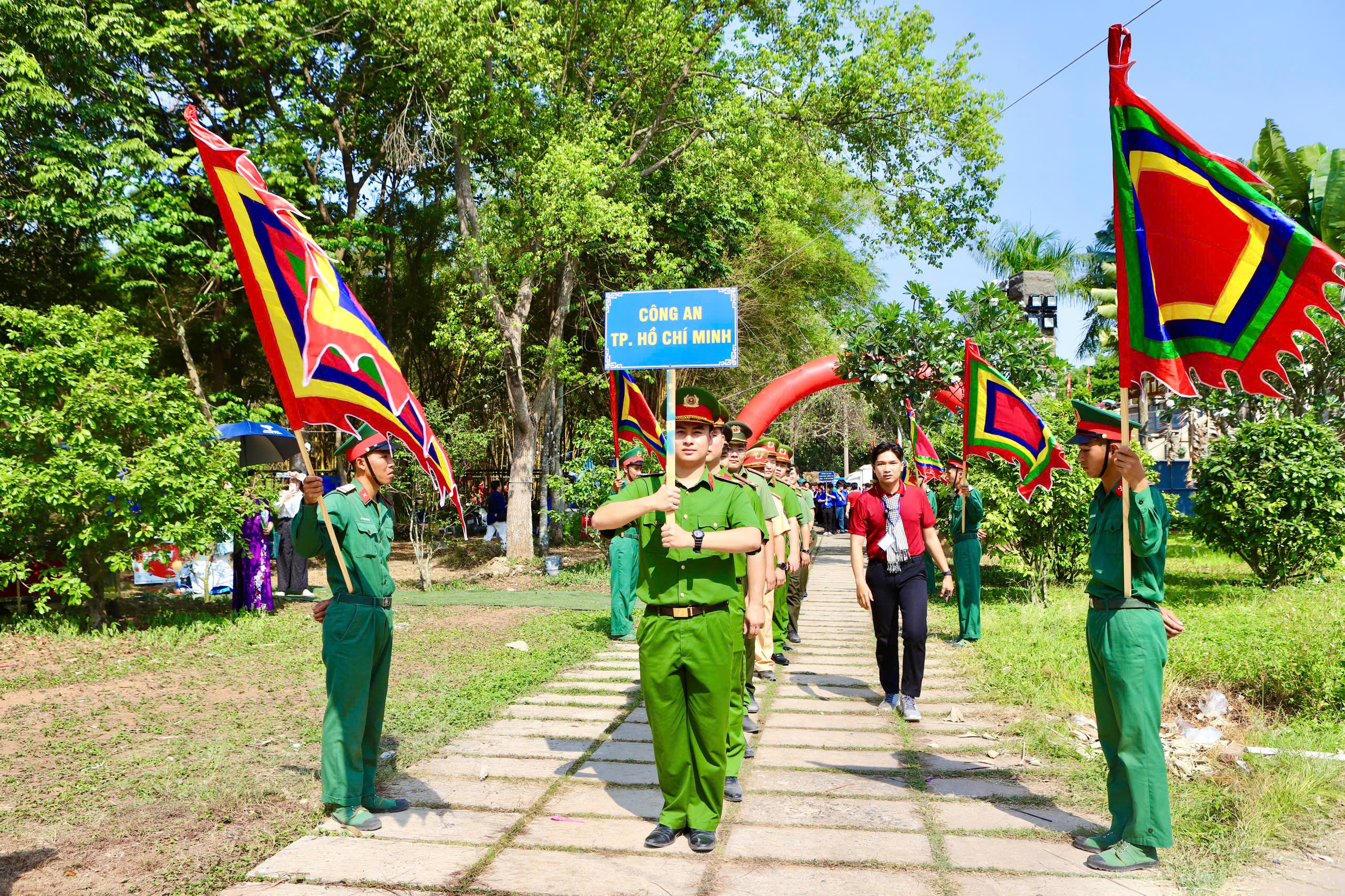 Khai mạc Hội trại truyền thống 'Tự hào nòi giống Tiên Rồng'- Ảnh 4.