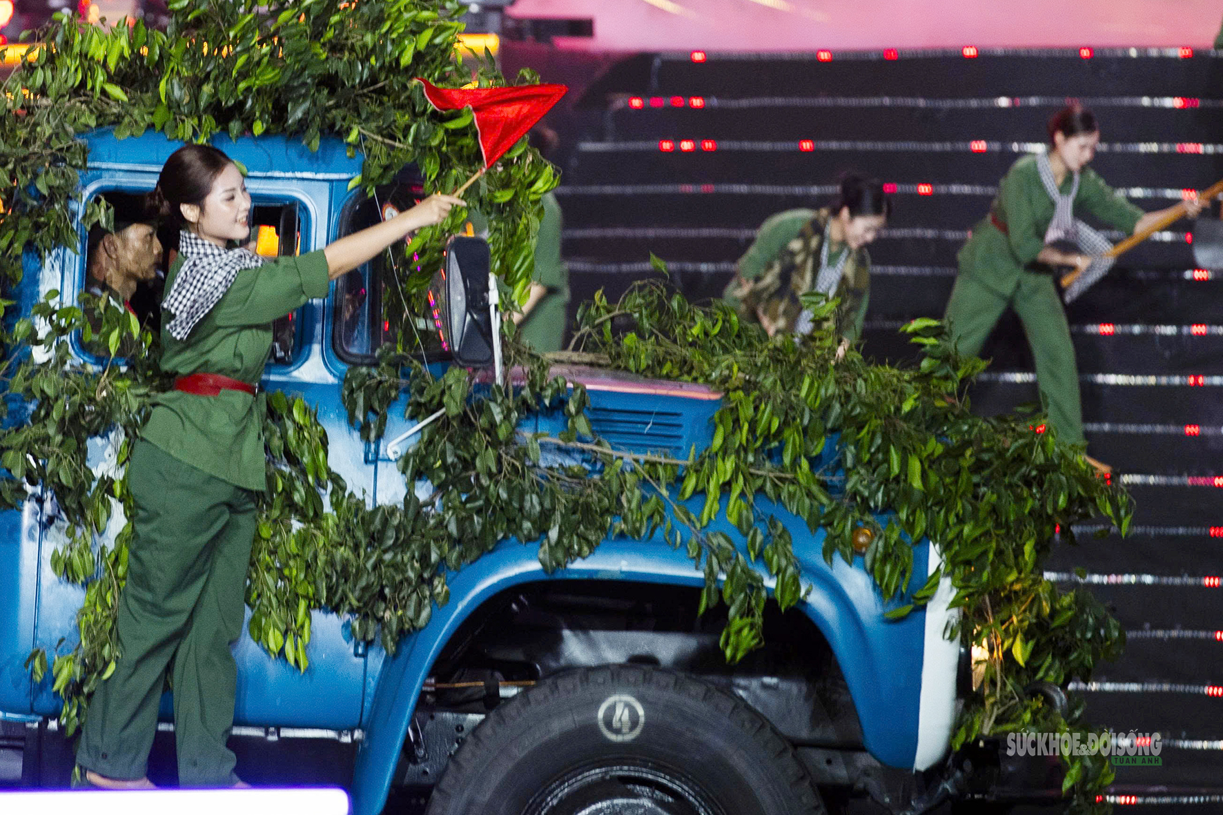 Khoảnh khắc gợi nhớ lễ diễu binh, diễu hành trong 'Âm vang Tổ quốc'- Ảnh 2.