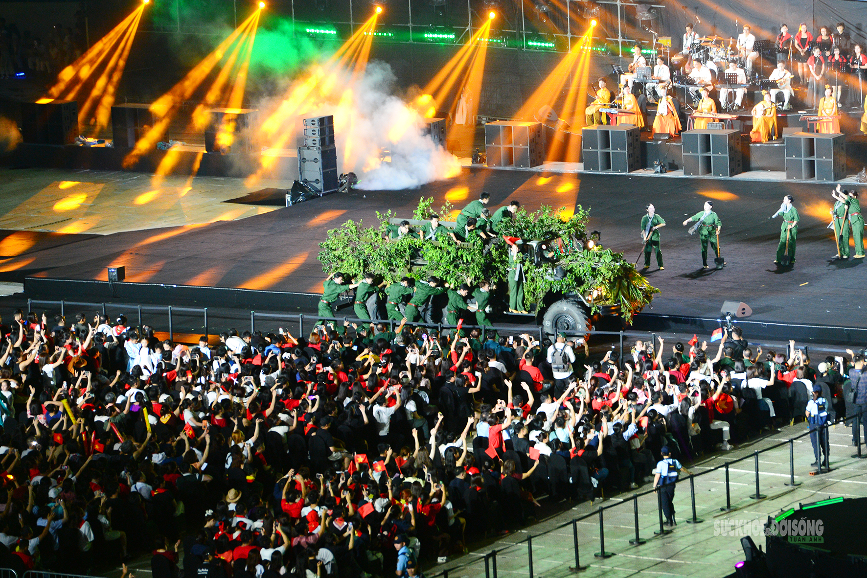 Khoảnh khắc gợi nhớ lễ diễu binh, diễu hành trong 'Âm vang Tổ quốc'- Ảnh 1.