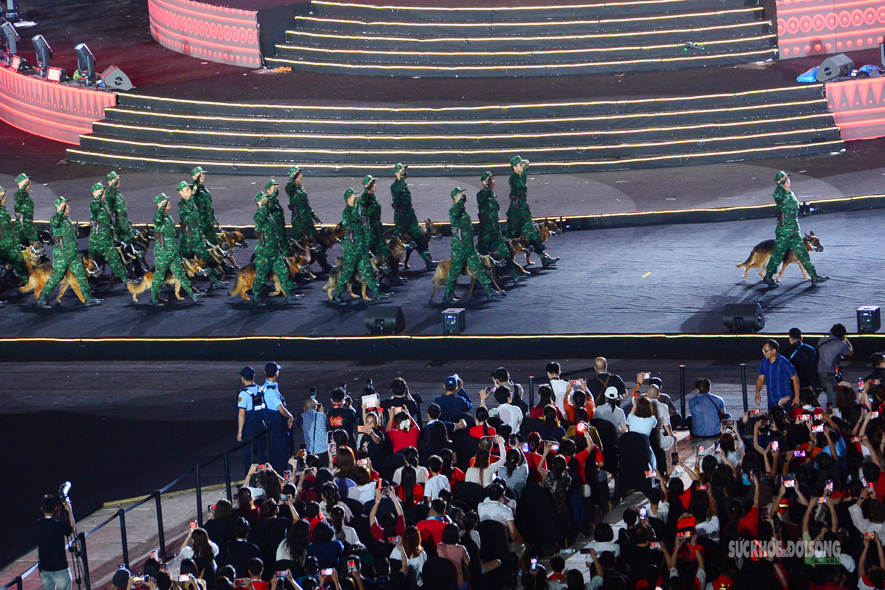 Khoảnh khắc gợi nhớ lễ diễu binh, diễu hành trong 'Âm vang Tổ quốc'- Ảnh 9.