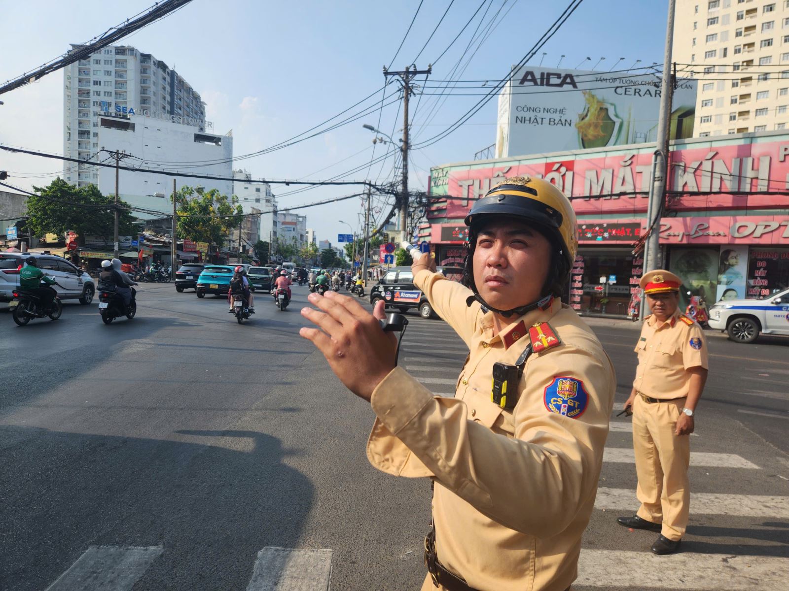 Giao thông cửa ngõ tăng nhiệt, sân bay Tân Sơn Nhất chạm ngưỡng cao điểm chiều 29/4- Ảnh 3.