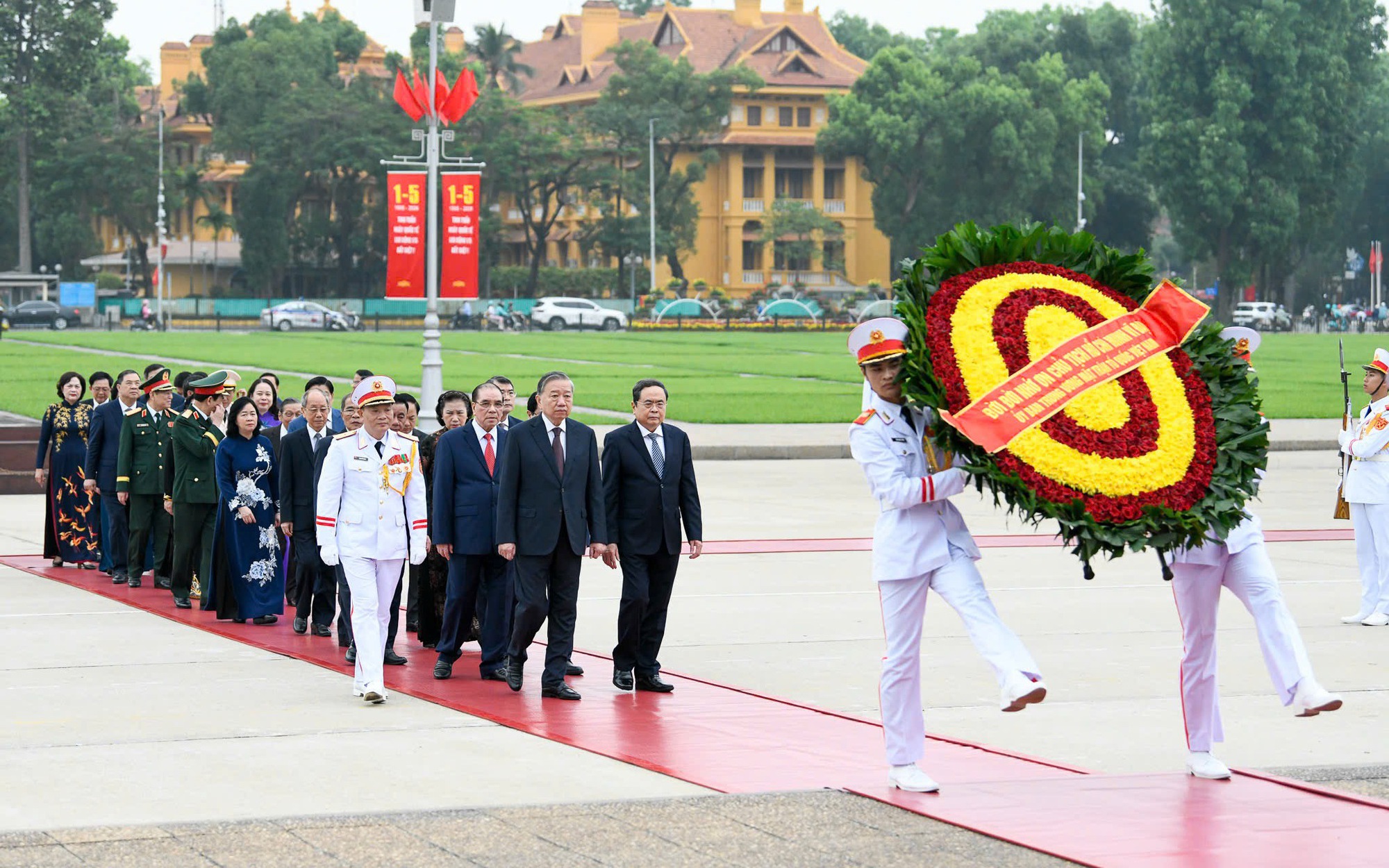 Chủ tịch Quốc hội dâng hương, tặng quà người có công tại An Giang- Ảnh 5.