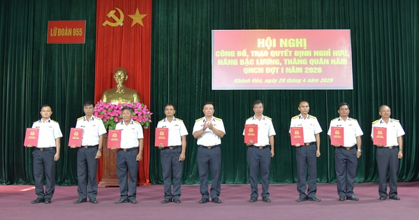 Lữ đoàn 955 thăng quân hàm cho 53 quân nhân, tri ân người có công dịp 30/4