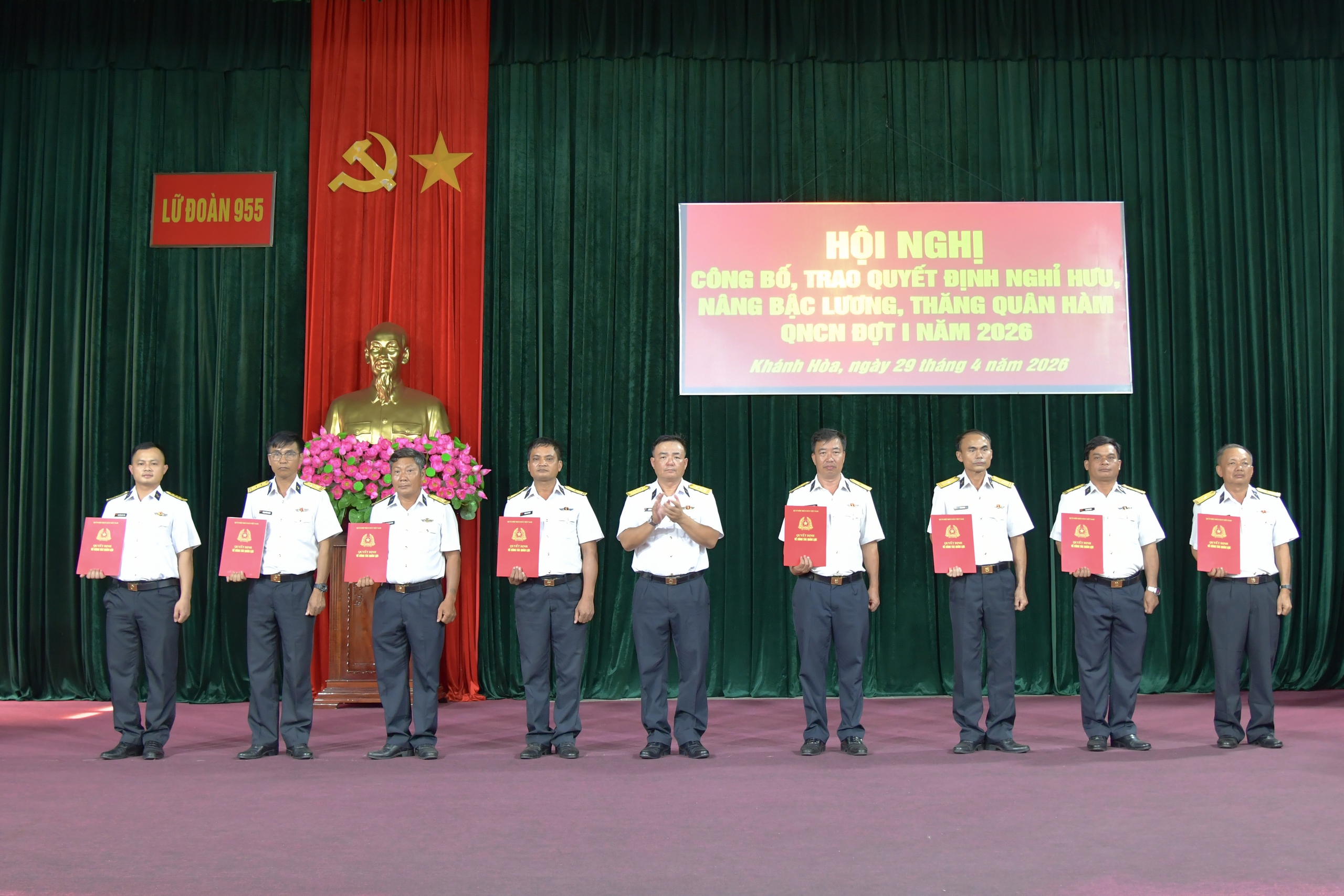 Lữ đoàn 955 thăng quân hàm cho 53 quân nhân, tri ân người có công dịp 30/4- Ảnh 2.