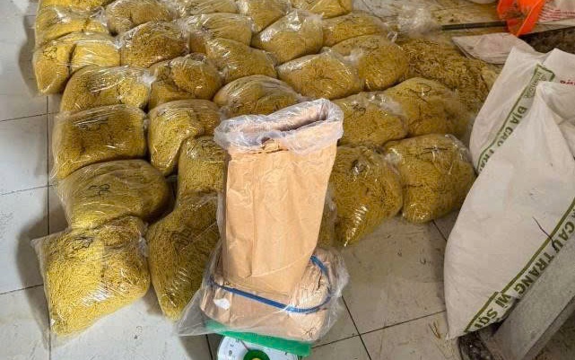 Bắt cặp vợ chồng cầm đầu đường dây sản xuất thực phẩm chức năng giảm cân chứa chất cấm- Ảnh 4.