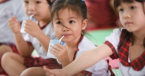 Vai trò của sữa tươi và cách chọn sữa đúng cho lứa tuổi học đường