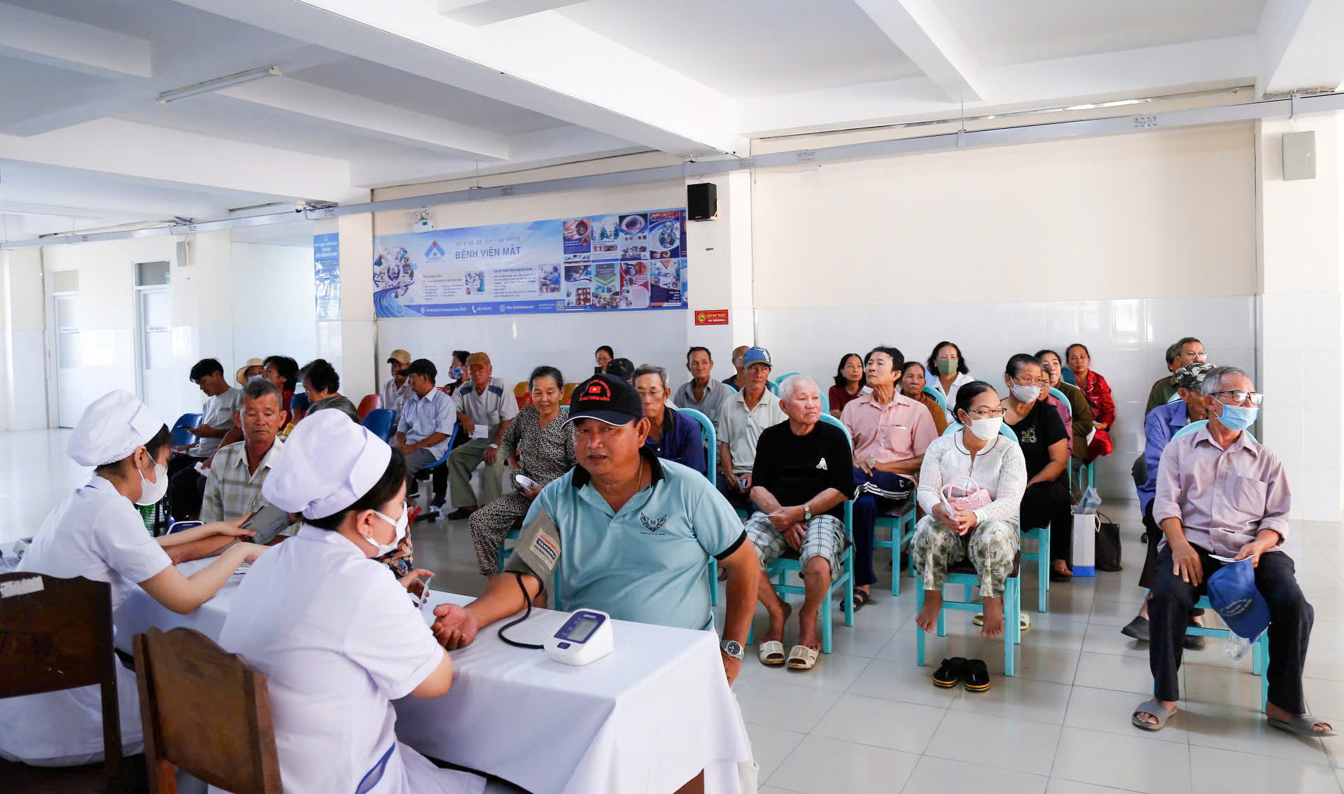 Ngày Sức khỏe toàn dân: 100 bệnh nhân khó khăn ở TPHCM được mổ mắt miễn phí- Ảnh 1.