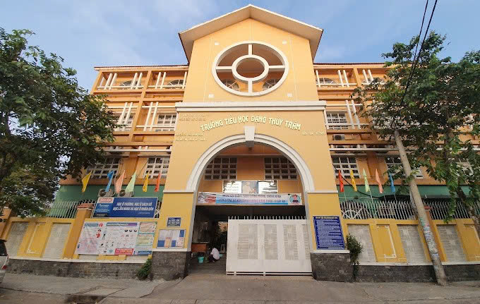 TPHCM: 25 ca nghi ngộ độc thực phẩm tại Trường tiểu học Đặng Thuỳ Trâm, có ca sốc, co giật- Ảnh 1.