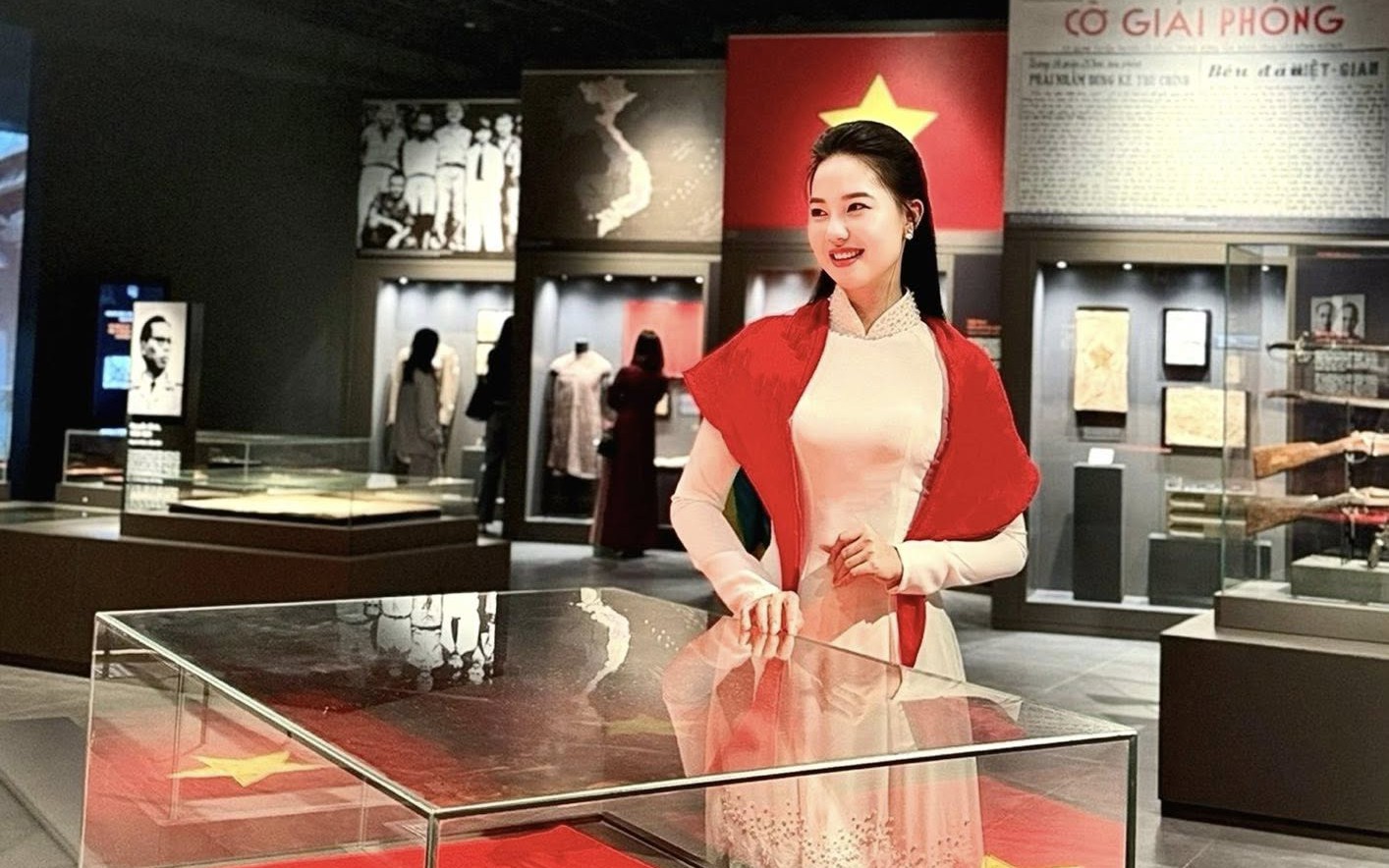 Phố phường Hà Nội rực rỡ cờ hoa hướng về ngày 30/4 và
Quốc tế Lao động 1/5- Ảnh 1.