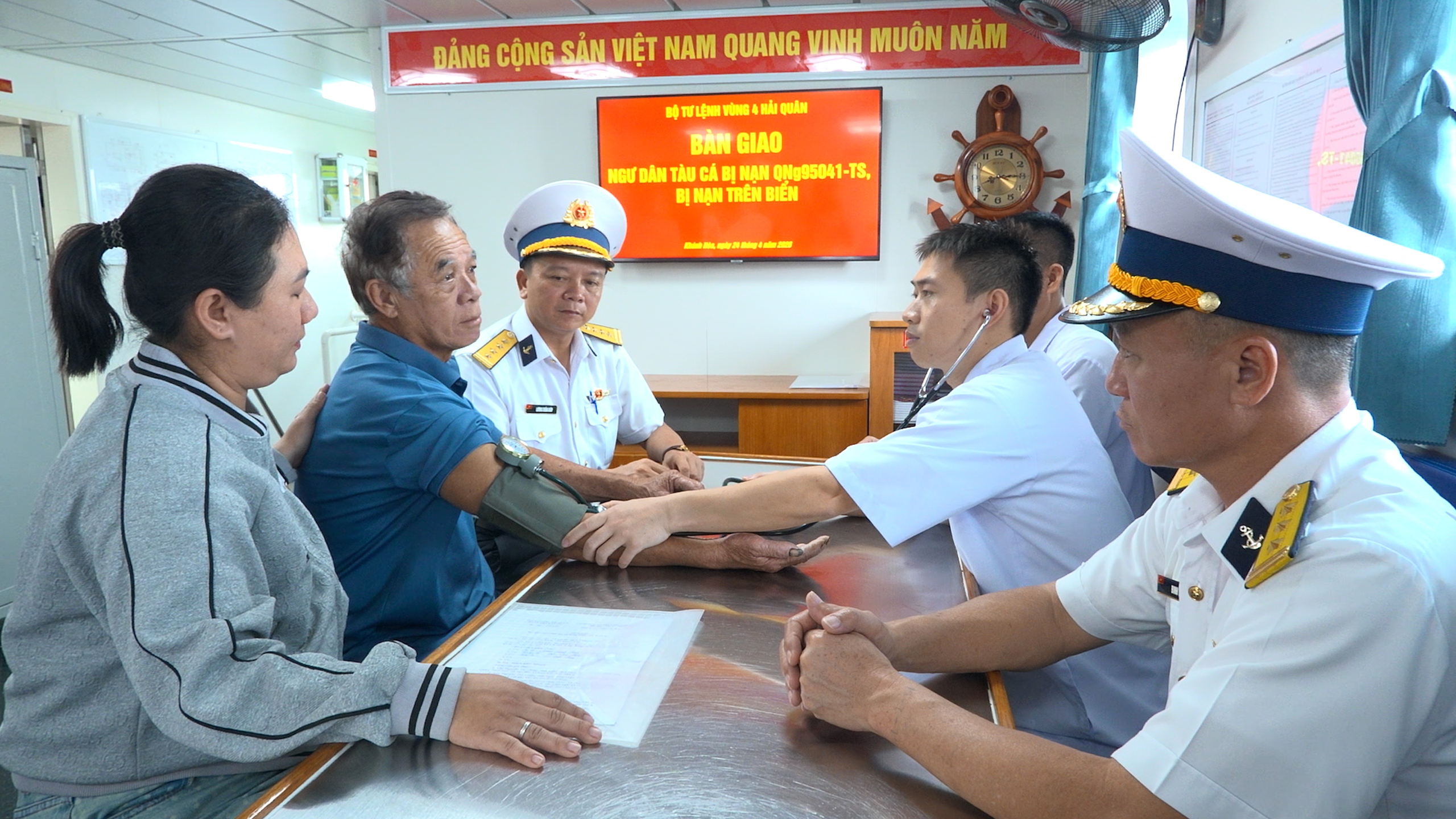 Bệnh xá đảo Song Tử Tây cứu chữa ngư dân đột ngột yếu người khi đang ăn cơm- Ảnh 3.