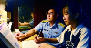 Người ‘cha nuôi’ trong quân ngũ và hành trình nâng bước em tới trường