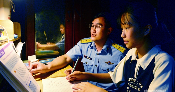 Người ‘cha nuôi’ trong quân ngũ và hành trình nâng bước em tới trường