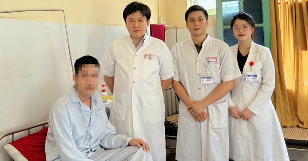 Nội soi gắp 3 bàn chải đánh răng trong bụng nam thanh niên