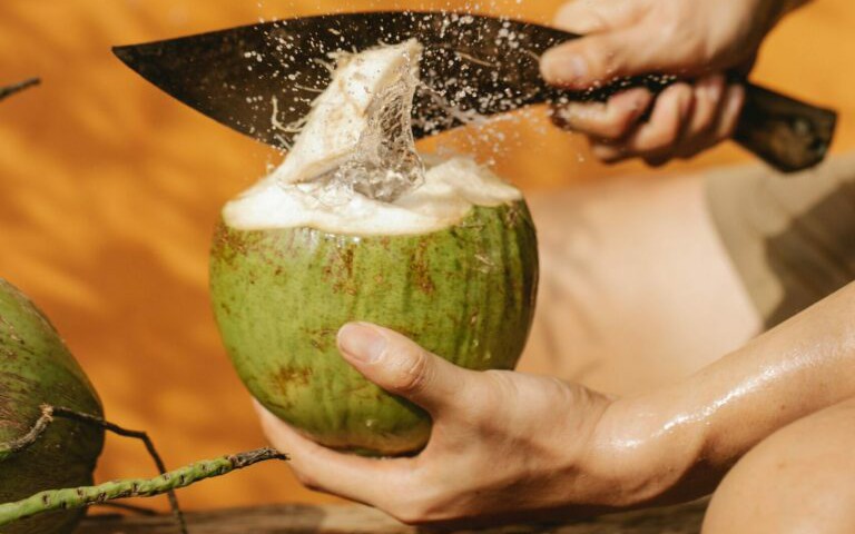 Thời điểm 'vàng' uống nước dừa làm đẹp da