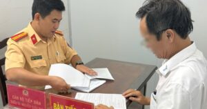 Phạt 7 triệu đồng tài xế lái ô tô trên vỉa hè ở TPHCM