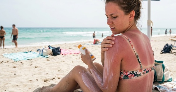 Sai lầm khi dùng kem chống nắng khiến da tệ hơn sau chuyến đi biển