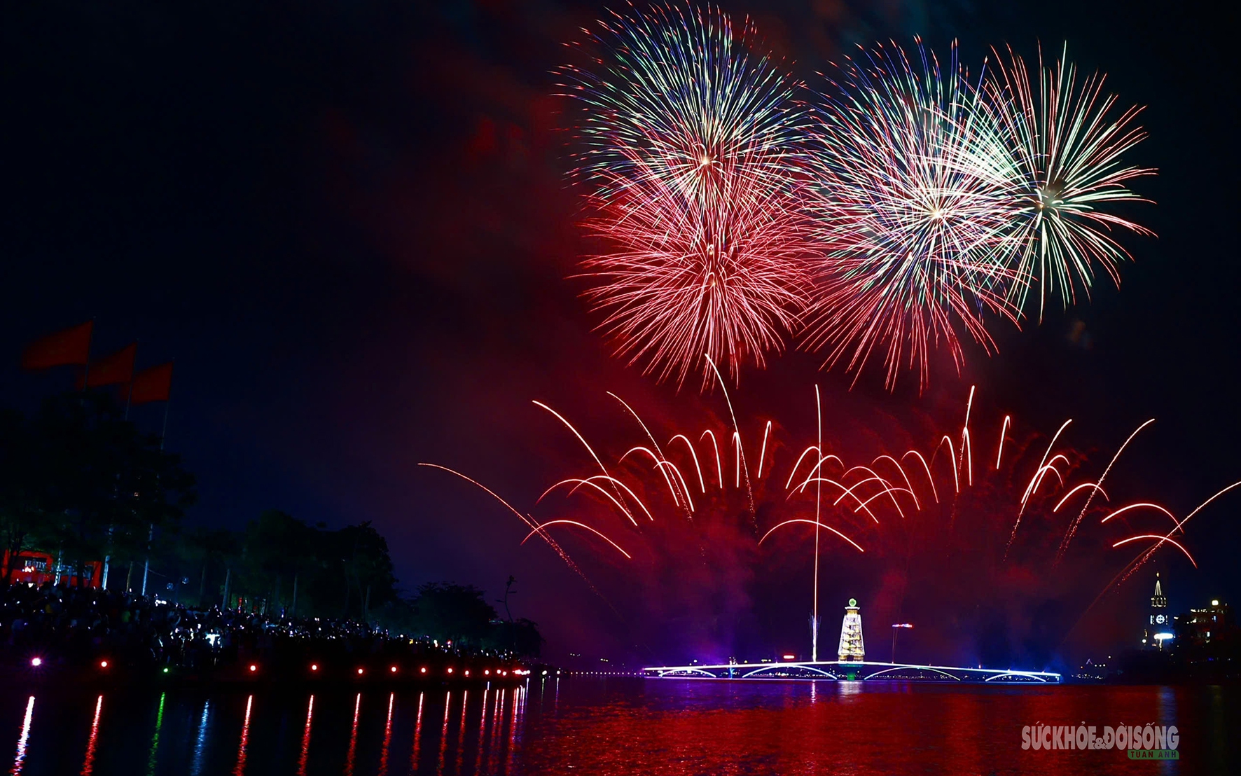 Ngắm pháo hoa rực sáng bầu trời Mỹ Đình trong đêm 'Âm vang Tổ quốc'- Ảnh 1.