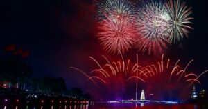 Pháo hoa rực sáng hồ Văn Lang, biển người reo vui trong đêm hội Đất Tổ