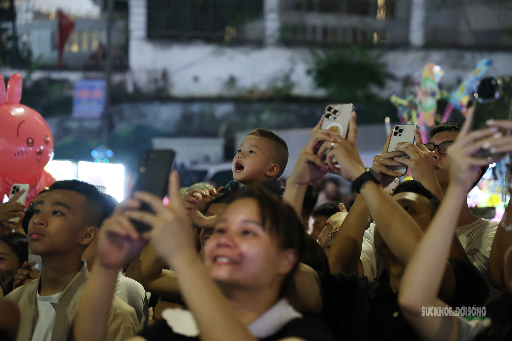 Pháo hoa rực sáng hồ Văn Lang, biển người reo vui trong đêm hội Đất Tổ- Ảnh 9.