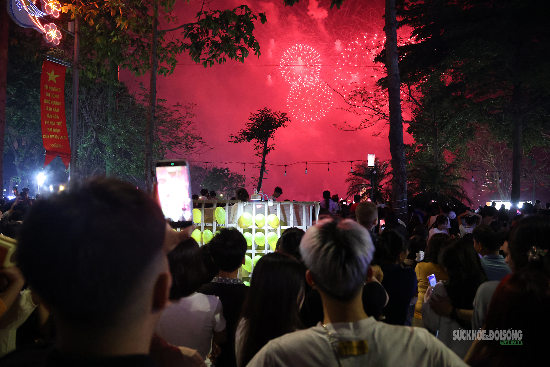 Pháo hoa rực sáng hồ Văn Lang, biển người reo vui trong đêm hội Đất Tổ- Ảnh 7.