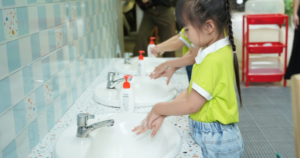 Bệnh tay chân miệng xuất hiện ở 126 xã, phường, Hà Nội kích hoạt chiến dịch phòng dịch trong trường học