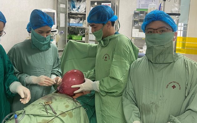 Chủ quan nghĩ béo bụng, người phụ nữ mang trong mình khối u tử cung to như quả bóng