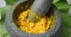 Có nên giã nghệ tươi lấy nước uống?