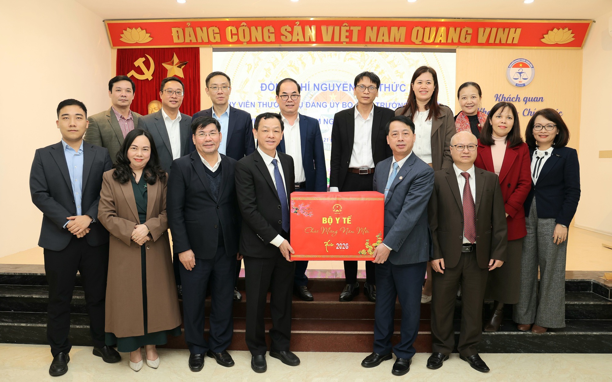 Thứ trưởng Nguyễn Tri Thức thăm, làm việc và chúc Tết Viện Kiểm nghiệm thuốc Trung ương