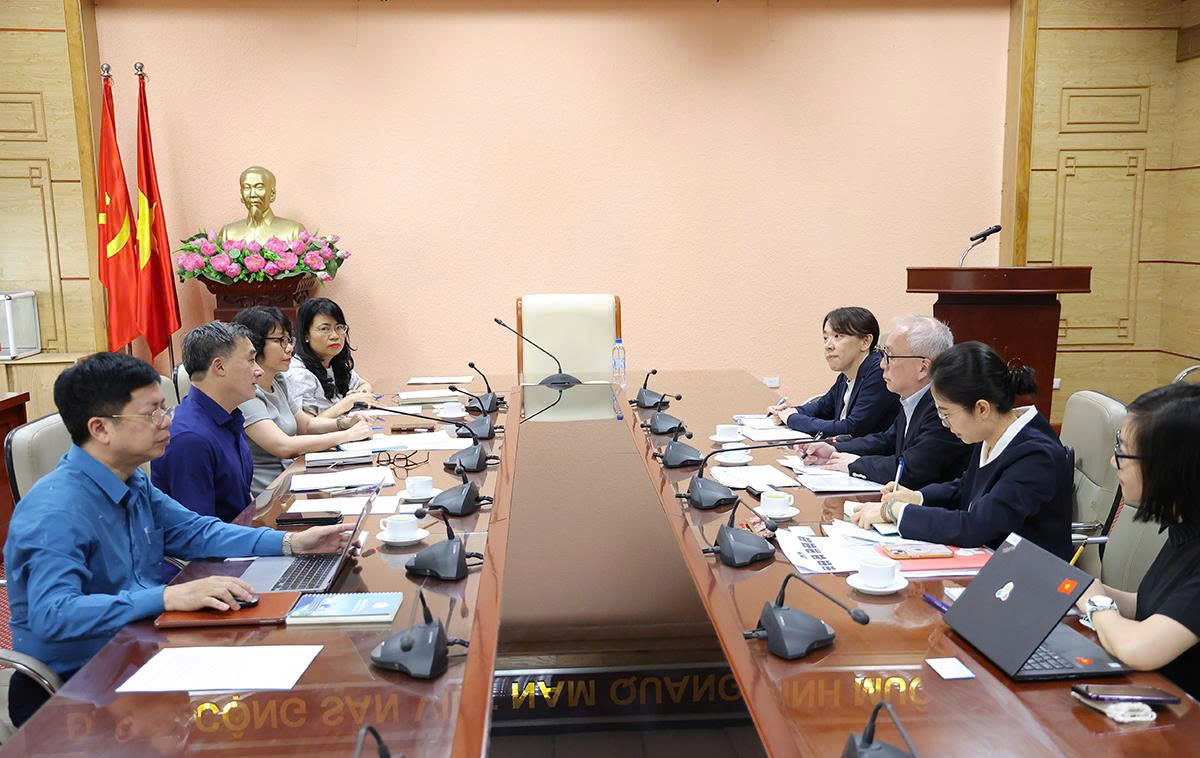 Thứ trưởng Bộ Y tế Trần Văn Thuấn tiếp, làm việc với Chuyên gia cố vấn chính sách của JICA- Ảnh 3.