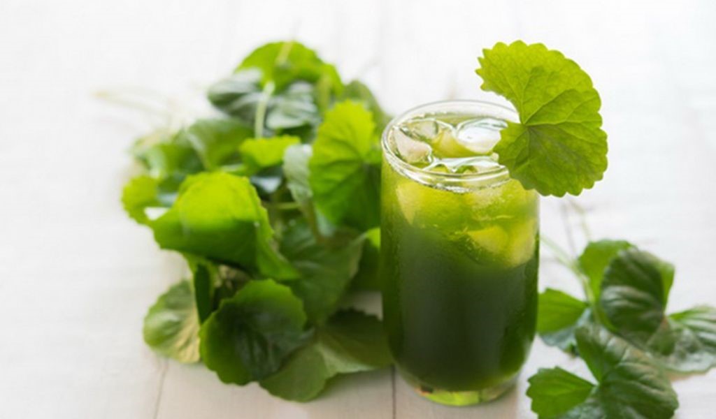 5 cách làm đẹp da từ rau má cực dễ- Ảnh 1.