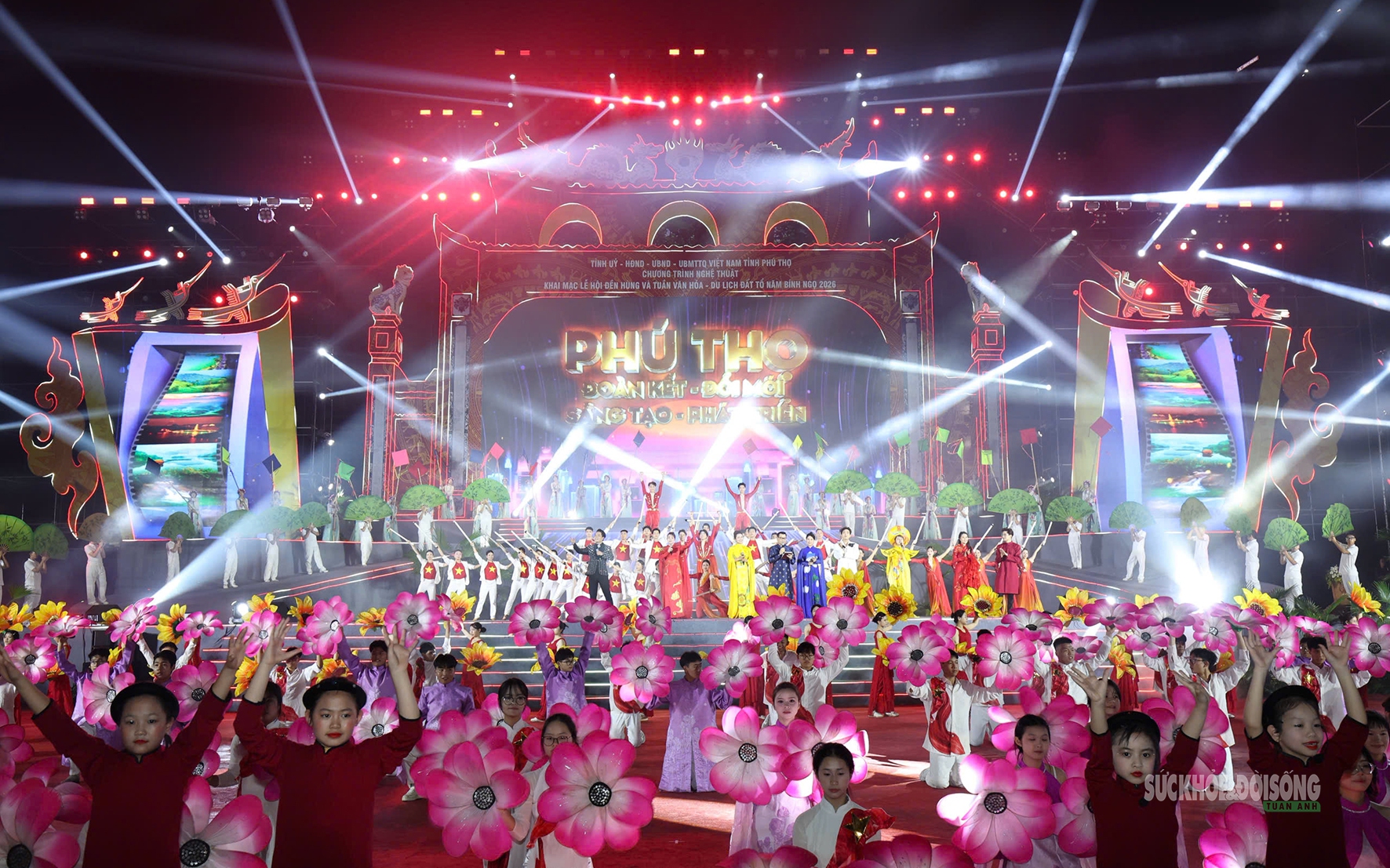 Tổng Bí thư, Chủ tịch nước Tô Lâm gặp gỡ, nói chuyện với bà con nhân dân tại Đền Hùng- Ảnh 3.