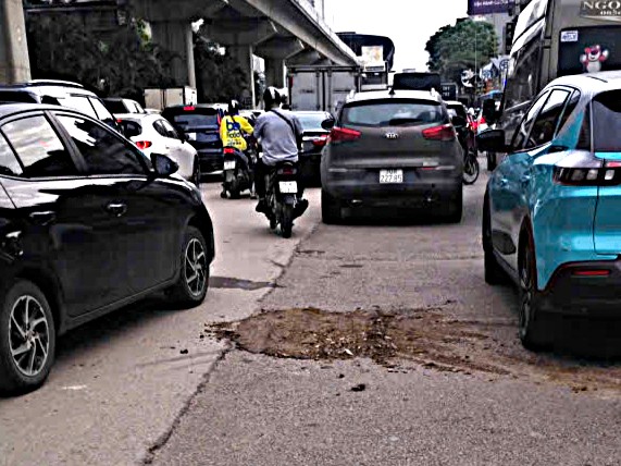 Ô tô tải lại bất ngờ 'lọt hố' giữa đường Nguyễn Trãi- Ảnh 3.