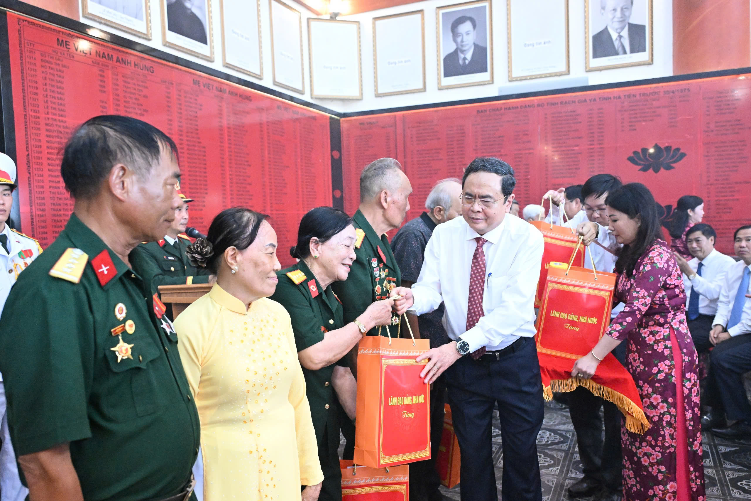 Chủ tịch Quốc hội dâng hương, tặng quà người có công tại An Giang- Ảnh 3.