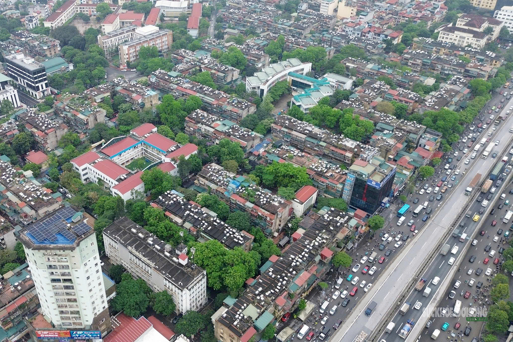 Tập thể cũ ở Hà Nội oằn mình cõng 'bom nước'- Ảnh 2.