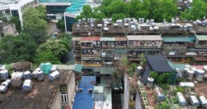 Tập thể cũ ở Hà Nội oằn mình cõng ‘bom nước’