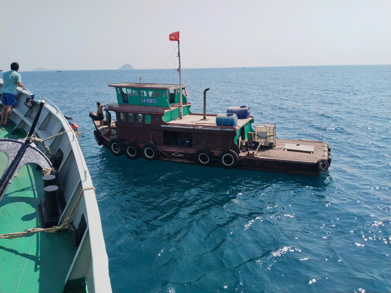 Tàu hải quân cứu hộ tàu cá bị hỏng máy trôi dạt trên biển- Ảnh 1.